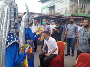 Penyambutan Dikalungi Bunga, Afrizal Sintong Rasanya Sudah Jadi Bupati Rohil